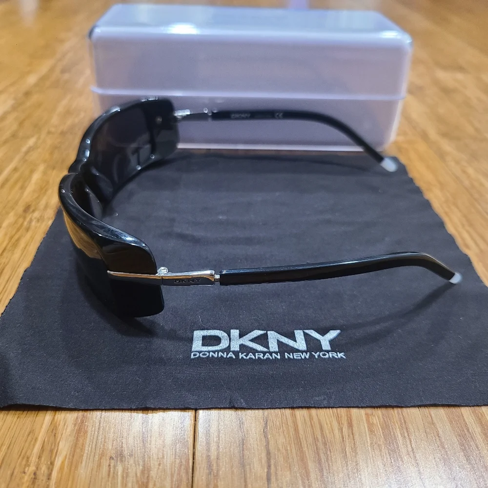 🕶 DKNY Designer Women's Black Sunglasses with Hard Case & Cleaning Cloth